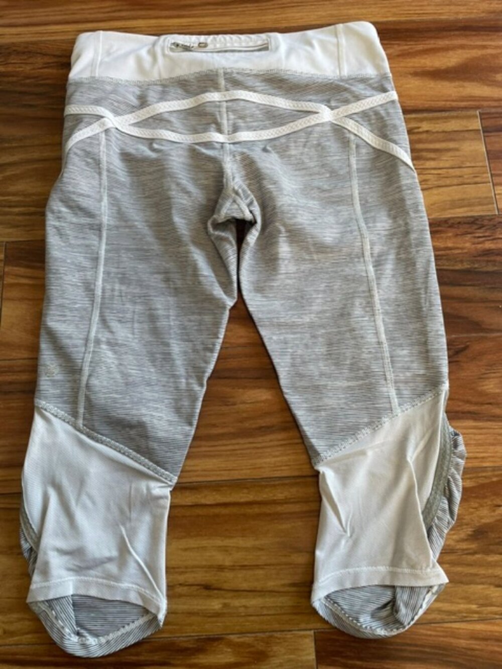 Lululemon Women's High Rise Lines Striped Capri Legging, White Gray, Size 6 - Picture 2 of 4